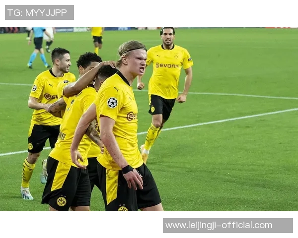 德甲激战曼联大胜巴萨补时进球引发争议判罚全场沸腾 德甲激战曼联大胜巴萨补时进球引发争议判罚全场沸腾