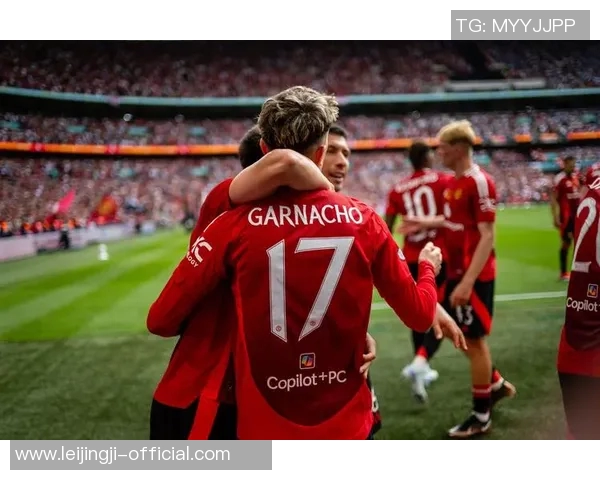 友谊赛精彩对决巴黎圣日耳曼与那不勒斯战成平局点球大战引发全场热烈反响 友谊赛精彩对决巴黎圣日耳曼与那不勒斯战成平局点球大战引发全场热烈反响